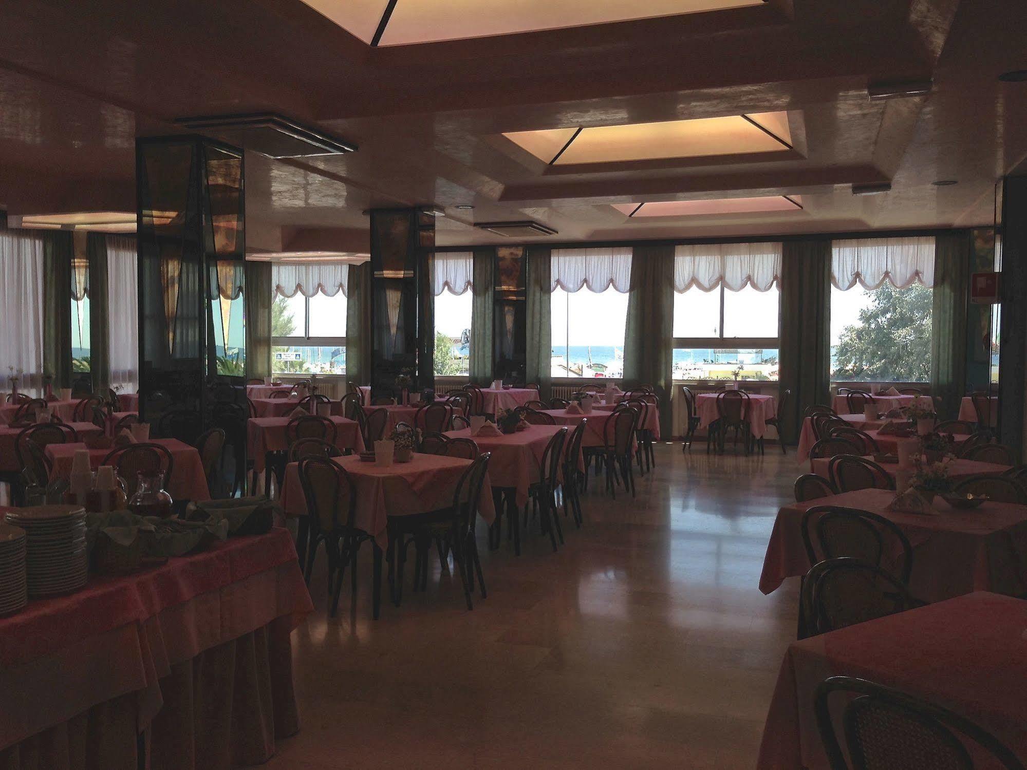 Hotel Carlton Beach Rimini Dış mekan fotoğraf
