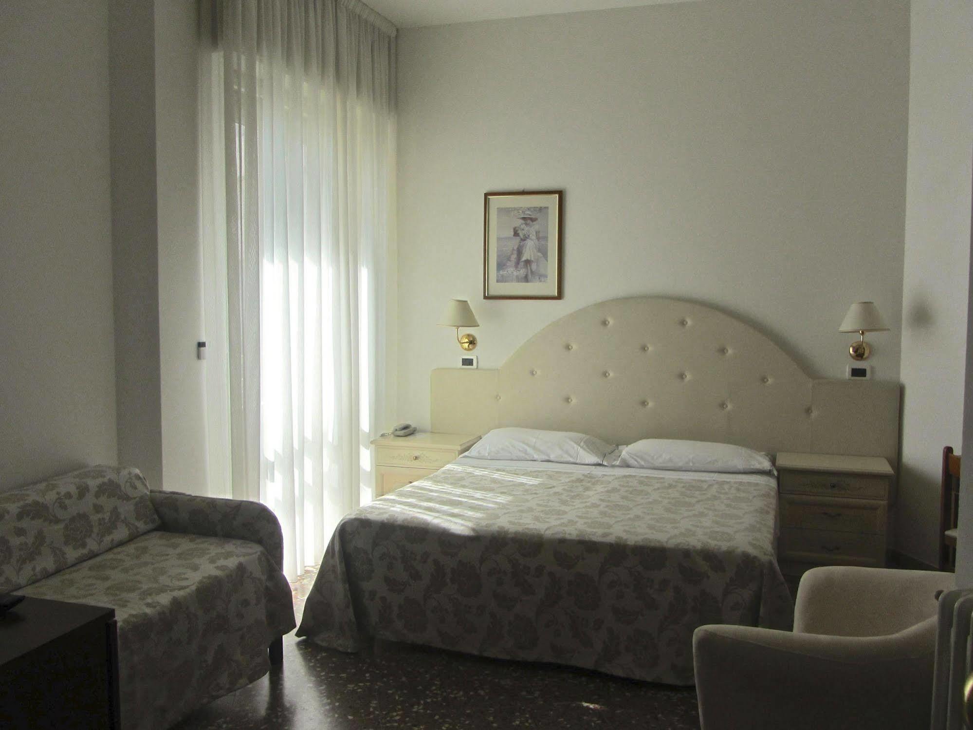 Hotel Carlton Beach Rimini Dış mekan fotoğraf
